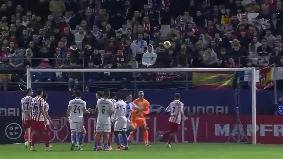 托蒂：说C罗的坏话只能说明你在嫉妒他，他和梅西的水平相当（托蒂：诋毁C罗只是嫉妒，他与梅西实力相当）