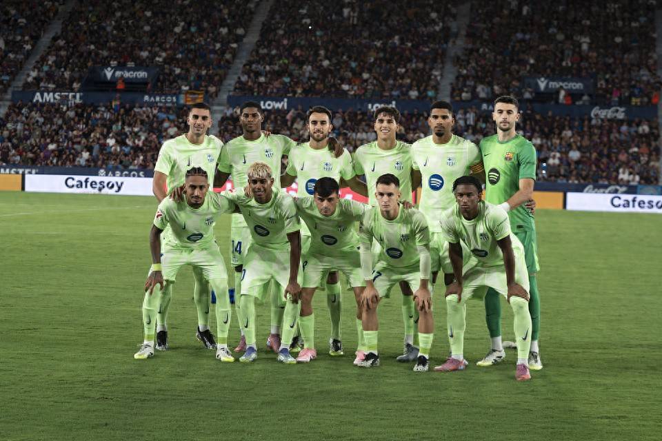 曼联客场对阵狼队，若取胜可追平切尔西，升至第六。狼队近期状态差，曼联实力占优，有望全取三分。（曼联客战狼队：胜则追平切尔西升至第六，狼队近况低迷，红魔有望全取三分）